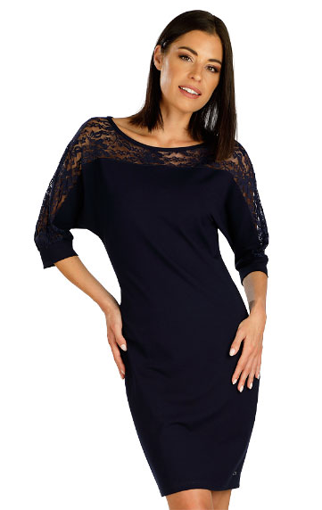 Women´s dress with 3/4 length sleeves.