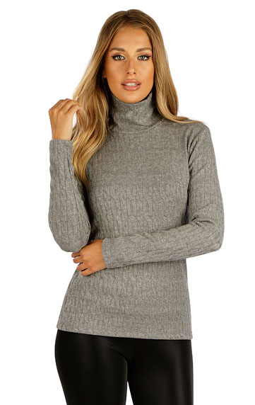 Women´s  turtleneck with long sleeves.