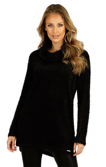 Women´s  turtleneck with long sleeves.