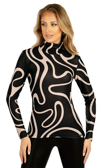 Women´s  turtleneck with long sleeves.