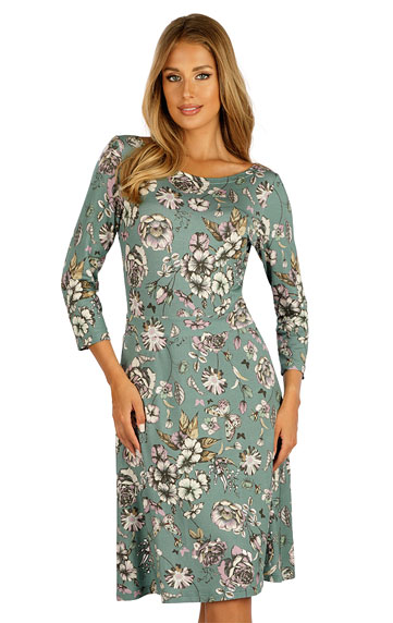 Women´s dress with 3/4 length sleeves.