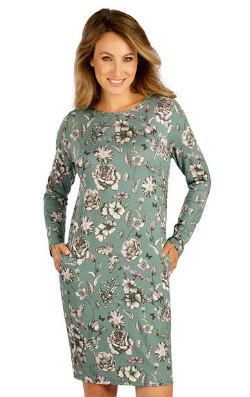 Women´s dress with long sleeves.