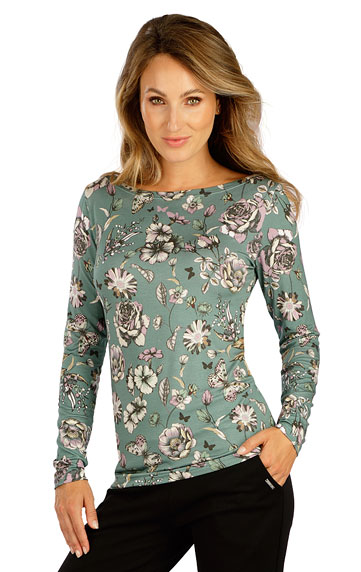 Women´s shirt with long sleeves.