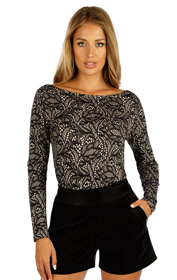 Women´s shirt with long sleeves.