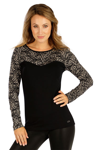 Women´s shirt with long sleeves.