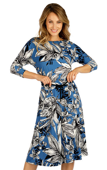 Women´s dress with 3/4 length sleeves.