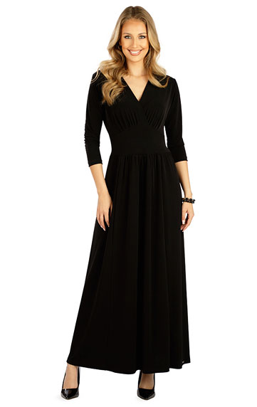 Women´s dress with 3/4 length sleeves.