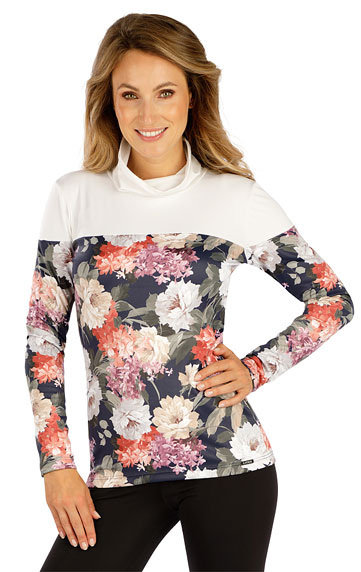 Women´s  turtleneck with long sleeves.