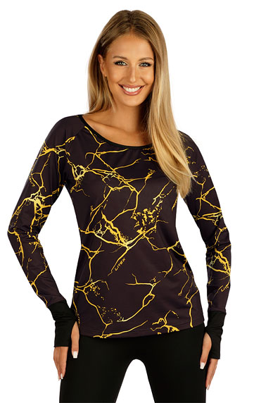 Women´s shirt with long sleeves.