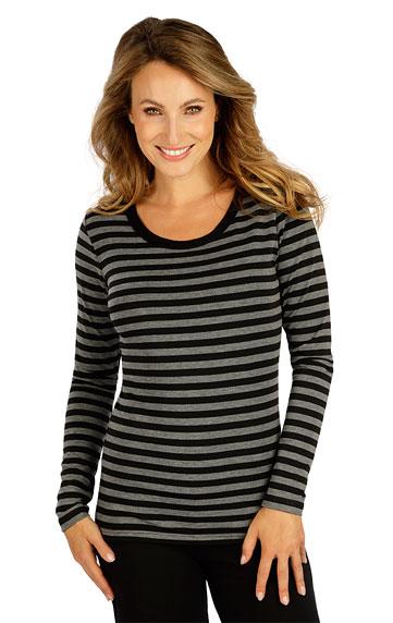 Women´s shirt with long sleeves.