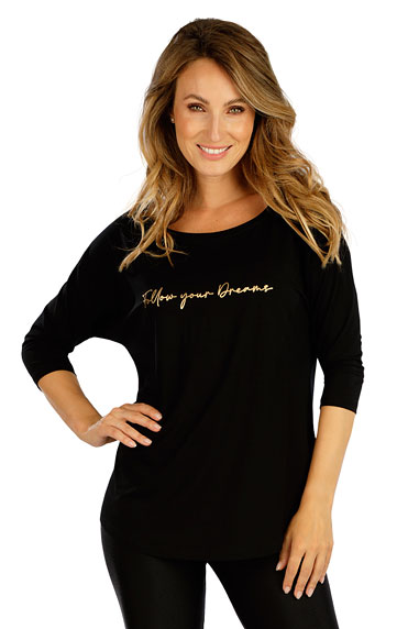 Women´s shirt with 3/4 length sleeves.