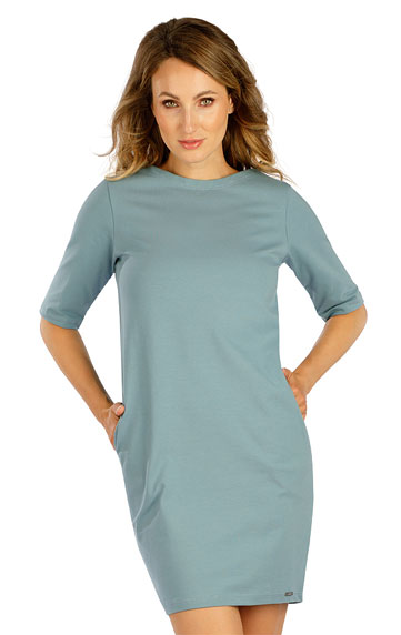 Women´s dress with short sleeves.