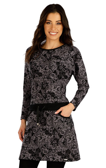 Women´s dress with long sleeves.