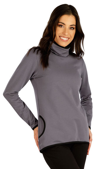 Women´s  turtleneck with long sleeves.