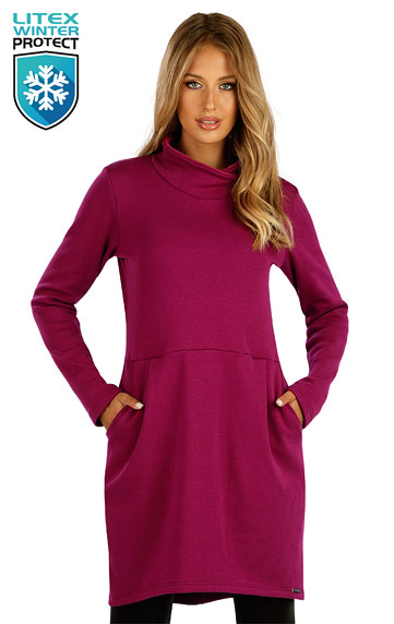 Women´s dress with long sleeves.