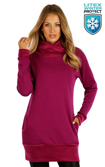 Women´s dress with long sleeves.