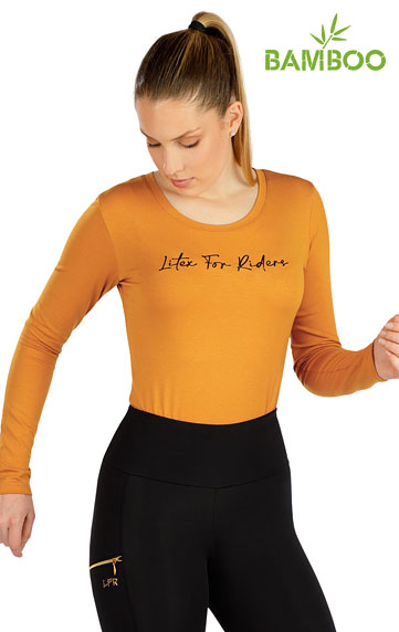 Women´s shirt with long sleeves.